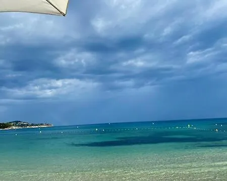 Meublée Pieds Dans L'eau, Au Mois Ou La Seyne-sur-Mer