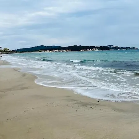 Meublée Pieds Dans L'eau, Au Mois Ou *
